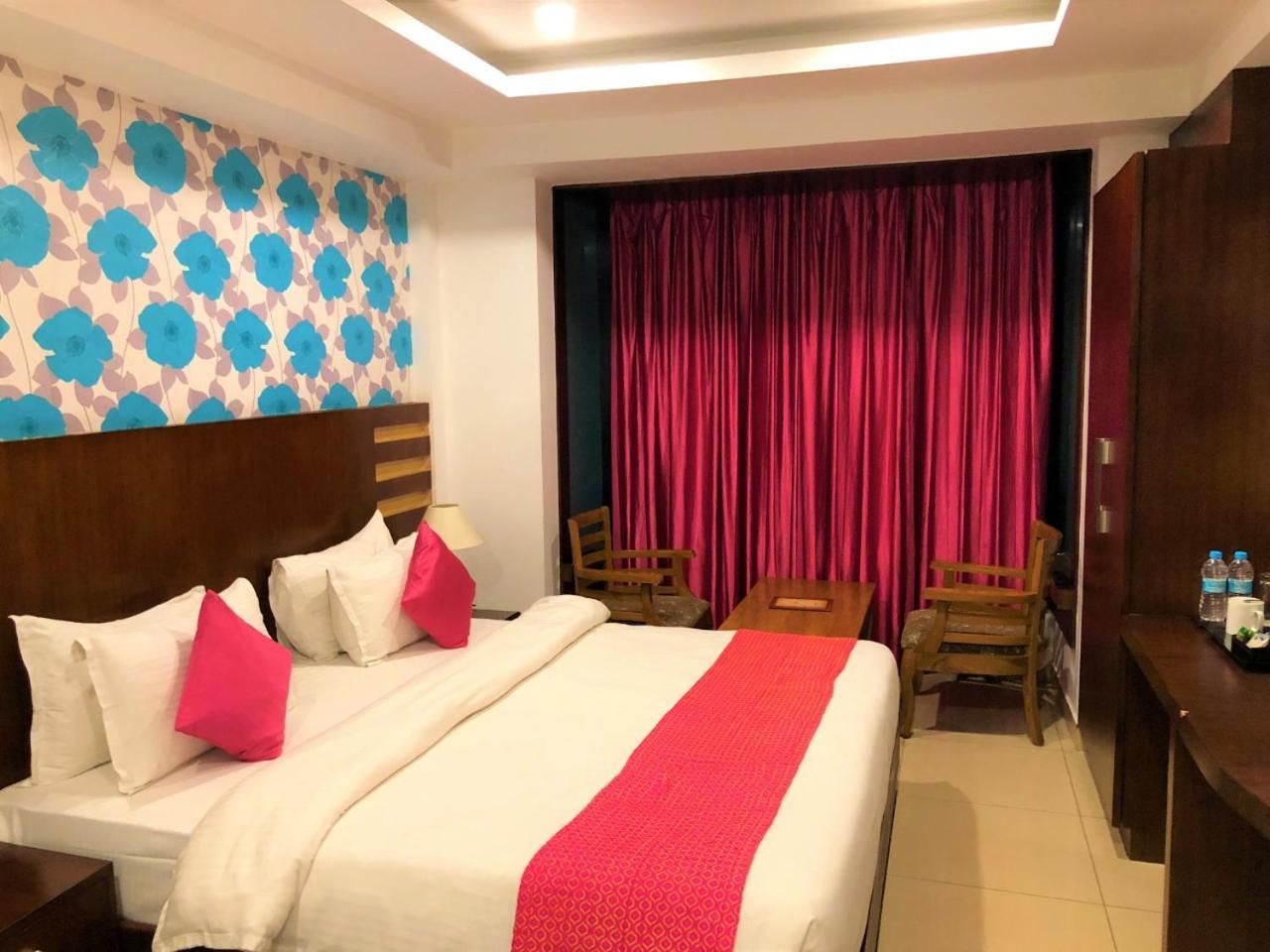 Hotel Sgt Plaza バラナシ エクステリア 写真
