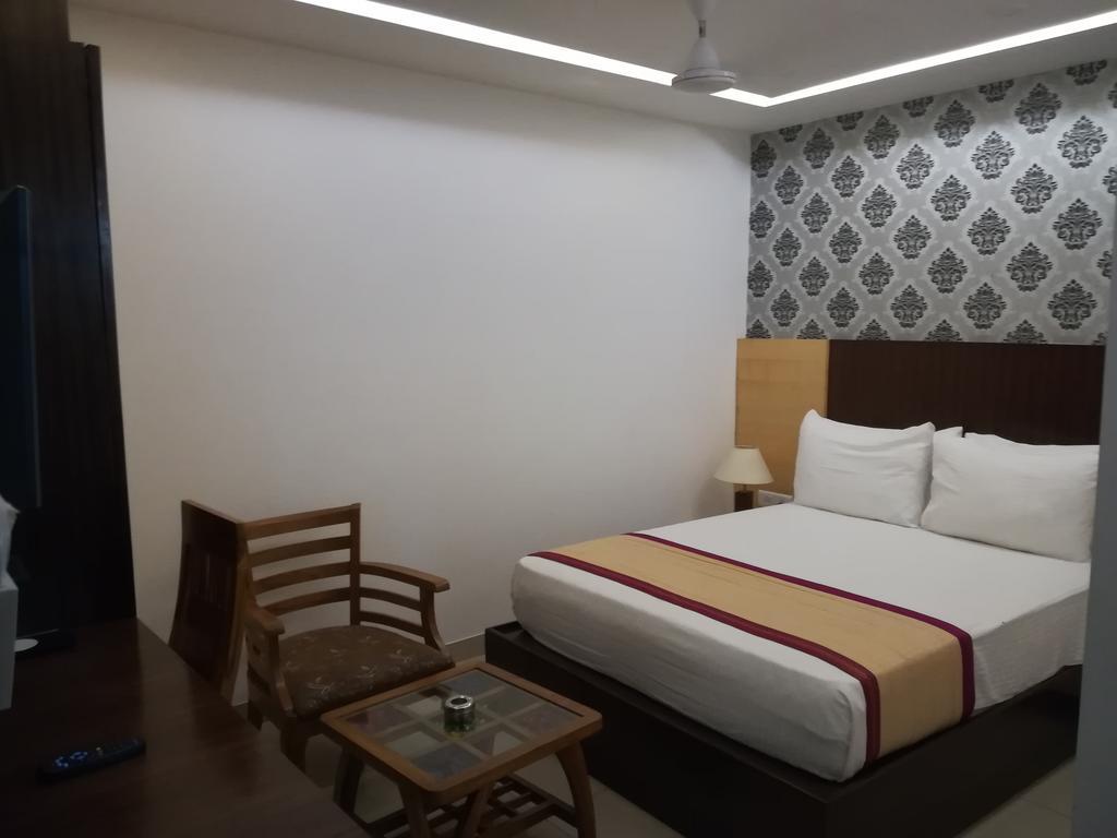 Hotel Sgt Plaza バラナシ エクステリア 写真