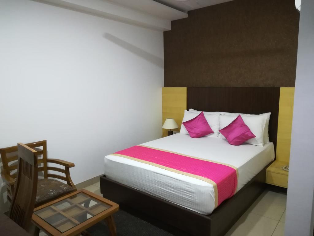 Hotel Sgt Plaza バラナシ エクステリア 写真